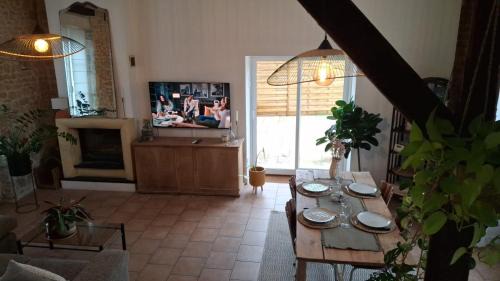 Villedieu-sur-Indre House | charmante maison de ville avec cour privee a 1km du golf