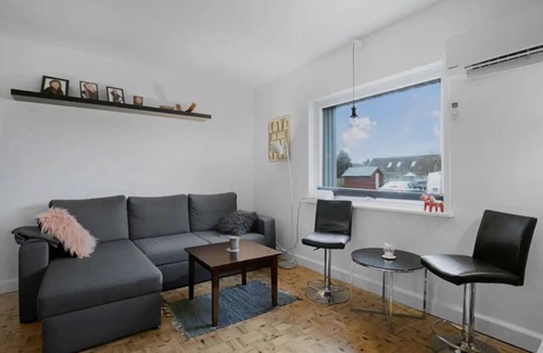 Vipperod Apartment | Charmerende 63m2 Lejlighed/rækkehus i 2 Etager med Fælles Pool