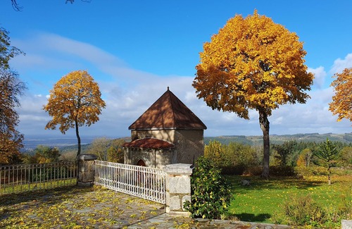 Saint-Victor-Montvianeix Bed & Breakfast | Charming double room, in the middle of a wooded park, away from the noise