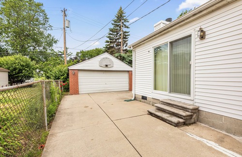 Redford House | Charming 4-bedroom bungalow with WiFi, AC in tranquil Redford Charter Township