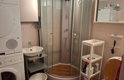 Stromstad O Apartment | Charmigt äldre hus, laddbox 22 kw, 5 bil-minuter till bad