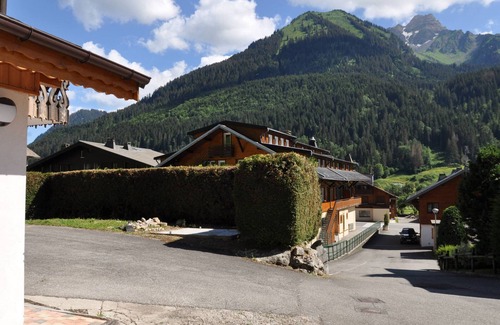 La Chapelle-d'Abondance Apartment | Charming 3-Room Chalet with South-Facing Terrace, Parking, and Mountain Views