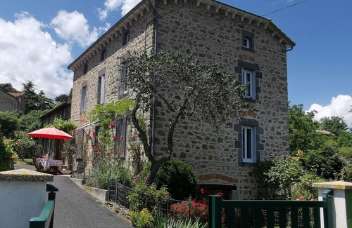 Saint-Just-pres-Brioude Cottage | Charming Stone House with Garden near Ski Resorts and Roman Architecture