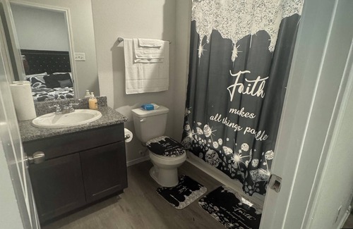 Houston House | Charming 1-1.5 bedroom house with AC, WiFi in delightful Houston