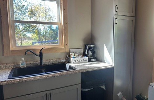 Stamping Ground Cottage | Charming 1-bedroom cottage with WiFi and AC in lovely Stamping ky