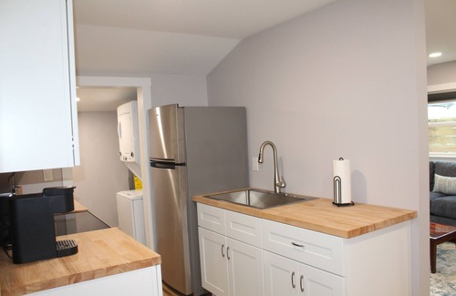 Holiday House | Charming 1-bedroom house with AC, WiFi in enchanting Tarpon Springs