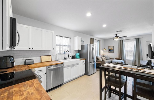 Tarpon Springs Cottage | Charming 1-bedroom Cottage - Close to Downtown/Sponge Docks/Beaches/Trails