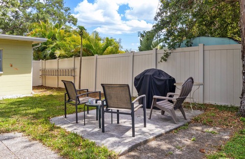 South Pinellas Community Council Apartment | Charming 1-bedroom apartment in amazing St. Petersburg with AC, WiFi,Dog OK!