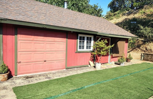 Squaw Valley House | Charming 1-bedroom house in serene Yokuts Valley with WiFi, AC