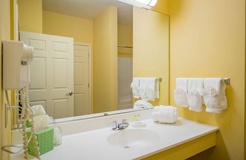 Pittsfield Resort | Charming 1 Bedroom - 4 Star Resort w/heated pool, gym, wi-fi, lot's more!