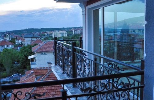 Sveti Vlas Apartment | Charming 1-bedroom apartment with AC and WiFi in sunny Sveti Vlas with Sea view
