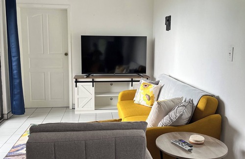 Estate Fortuna Hill Apartment | Charming 1-bedroom apartment in vibrant St Thomas with WiFi