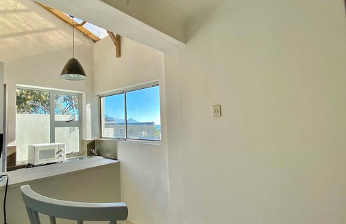 Bloubergstrand Apartment | Charming 1-bedroom apartment in Cape Town for Kite-surfer, surfer, sail surfing