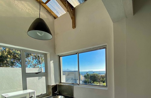 Bloubergstrand Apartment | Charming 1-bedroom apartment in Cape Town for Kite-surfer, surfer, sail surfing
