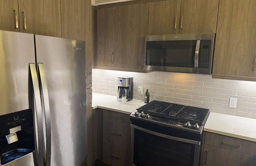 Irvine Business Complex Apartment | Charming 1-bedroom apartment in Irvine with pool, fitness room, close to shops.