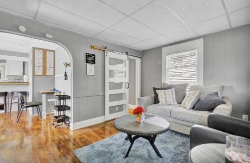Lansing House | Charming 1 Bedroom, Apartment House in Lansing