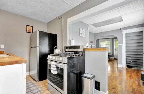 Lansing House | Charming 1 Bedroom, Apartment House in Lansing