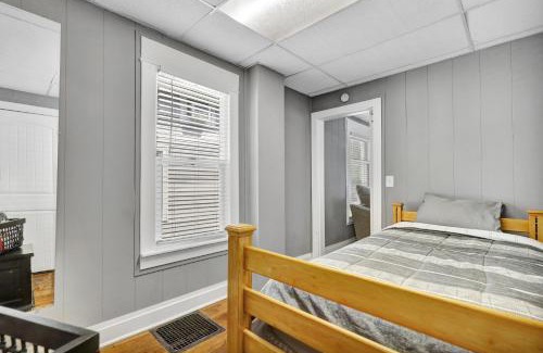 Lansing House | Charming 1 Bedroom, Apartment House in Lansing