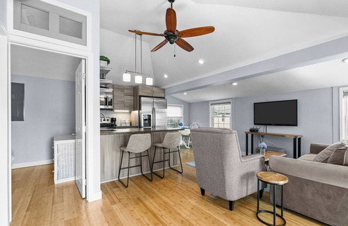 Portsmouth Cottage | Charming 1-bedroom cottage just steps from Island Park Beaches