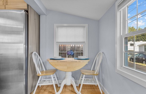 Portsmouth Cottage | Charming 1-bedroom cottage just steps from Island Park Beaches