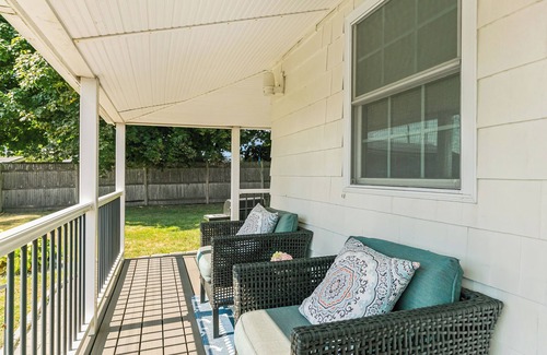 Portsmouth Cottage | Charming 1-bedroom cottage just steps from Island Park Beaches