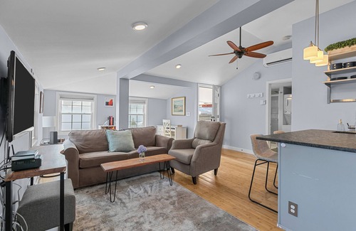 Portsmouth Cottage | Charming 1-bedroom cottage just steps from Island Park Beaches