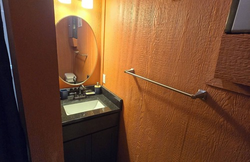 Leary Cabin | Charming 1-bedroom cabin in Hooks with no cleaning fees!