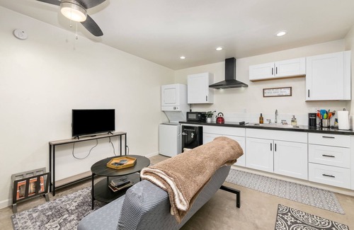 Sam Hughes Cottage | Charming 1-bedroom casita in fabulous Tucson with AC, WiFi