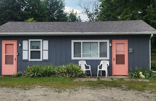 Caseville Cottage | Charming 1-bedroom cottage 0.5 from beautiful Caseville with AC, spacious yard