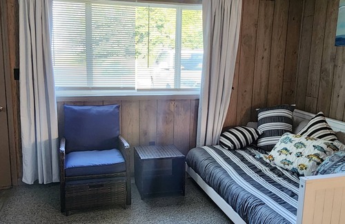 Caseville Cottage | Charming 1-bedroom cottage 0.5 from beautiful Caseville with AC, spacious yard
