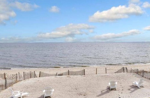 Fairfield Cottage | Charming 1 bedroom cottage with water view, beach access, WiFi & AC in Fairfield