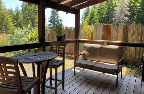 Elk Apartment | Charming 1-bedroom Garden view apartment in the Redwoods