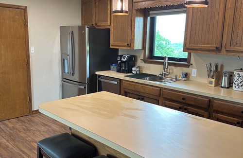 Greenwood Cottage | Charming 1-bedroom guesthouse with rustic feel overlooking the city lake