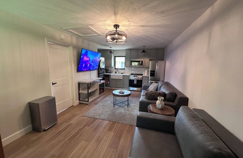Braeswood Place Cottage | Charming 1-Bedroom Guest House Near NRG with a Level 2 Fast EV Charger