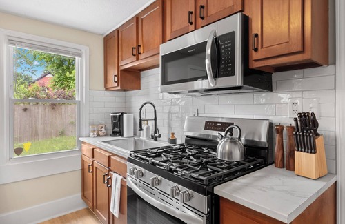 Ohio City House | Charming 1-bedroom house with WiFi, AC in peaceful Cleveland 3215