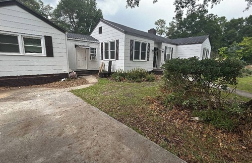 Kingstree House | Charming 1-bedroom house in awesome Kingstree with AC, WiFi