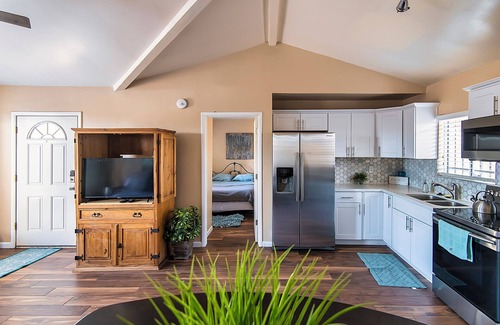 F. Q. Story House | Charming 1-bedroom house in delightful Phoenix with WiFi, AC
