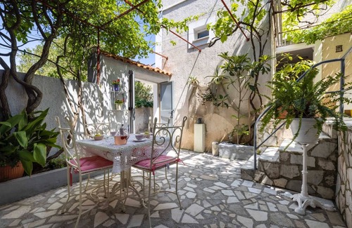Cove Murtar Apartment | Charming 1-Bedroom Retreat, Made for Two