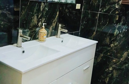 Moore Town Villa | Charming 1-bedroom jacuzzi suite in fabulous Amity Hal with AC, WiFi