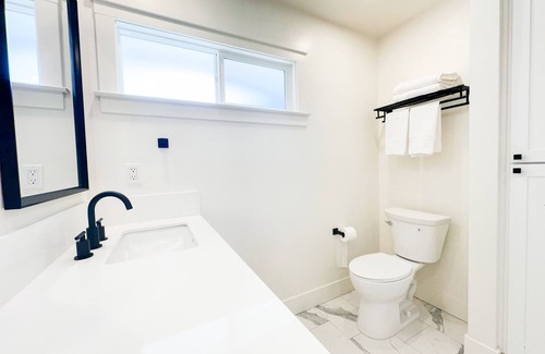 Eastvale House | Charming 1-bedroom suite with WiFi and AC in Eastvale with private bathroom