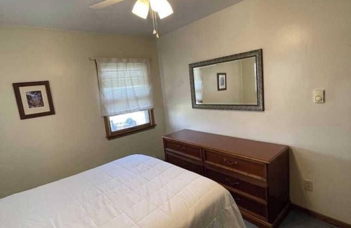Huron Hotel | Charming 1 bedroom Suit #127 with AC and Wifi