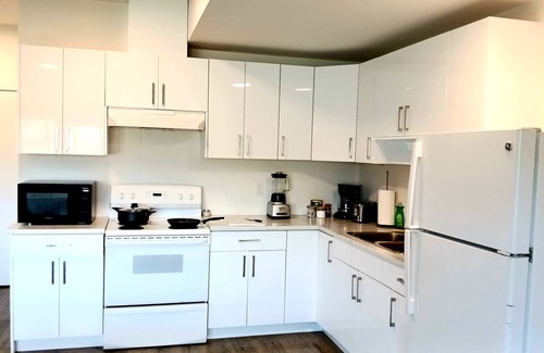 Vernon House | Charming 1-bedroom suite close to beaches in fabulous Vernon