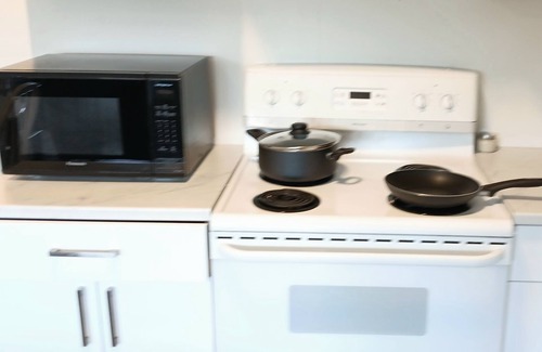 Vernon House | Charming 1-bedroom suite close to beaches in fabulous Vernon