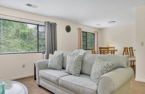 East Windsor Apartment | Charming 1-bedroom apartment with WiFi, AC in brilliant East Windsor