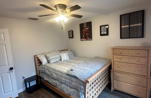 Jacksonville House | Charming 1-bedroom house in fantastic Jacksonville with WiFi, AC