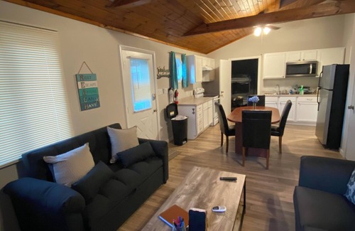 New Buffalo House | Charming 1-bedroom guest house in adorable New Buffalo with WiFi, AC