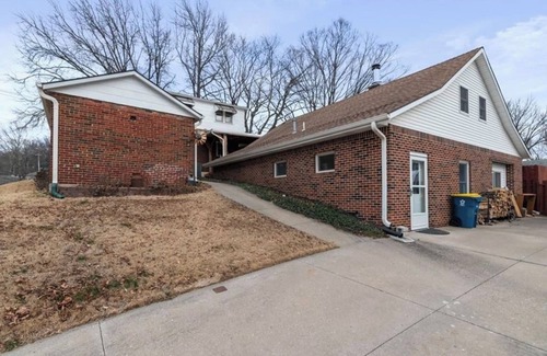 Sugar Creek House | Charming 1-bedroom house in pleasant Sugar Creek with AC