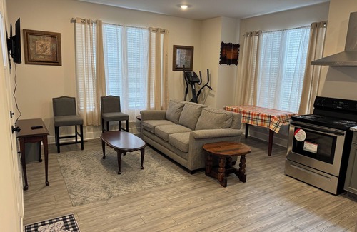 Waldorf House | Charming 1-bedroom house in White Plains with AC, fitness room, WiFi