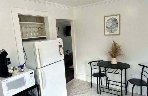 Dubuque House | Charming 1-bedroom with Office, Full Kitchen, strong WiFi, Washer, and Dryer