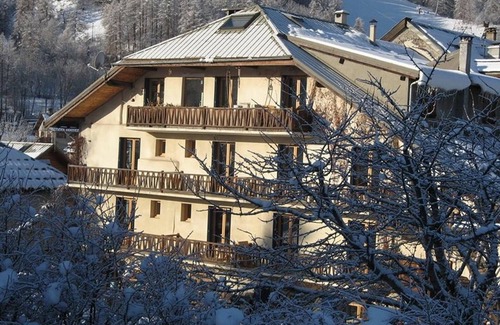 Saint-Chaffrey Apartment | Charming 1-BR Apartment for 4 with Pool, Wi-Fi & Parking, Near Ski Slopes
